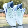 Sapatos Masculinos 2024 Primavera e Outono Novos Tênis Esportivos de Malha Ice Tênis de Corrida Antiderrapante Masculino Solado Macio Sapatos Casuais Tendência para Pais