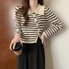 Otoño estilo coreano diseño de moda hebilla diagonal cuello polo rayas tejido suéter de manga larga para mujer top corto con abertura
