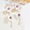 Pendientes de tela estilo vacacional con flor hueca y cristal, tachuelas dulces y a la moda, lujo ligero con un toque de alta gama y elegancia