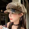 Boina octogonal con parche de estrella de estampado de leopardo retro americano, estilo nuevo, hace que la cara se vea más pequeña, adecuada para cabezas grandes, gorra de plato de periódico para mujer