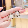 Brincos de Novo Estilo Dongdaemun Coreano, Brincos Triangulares Geométricos Elegantes com Pérolas para Mulheres, Brincos de Design Exquisito e Compacto
