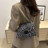 Bolsa quadrada pequena texturizada popular da moda 2025, bolsa de ombro com estampa de leopardo retrô europeia e americana, bolsa transversal com corrente