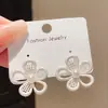 Elegantes Pendientes de Flor de Metal 3D de Alta Gama para Mujer Modernos de Alta Gama con Atmósfera Pendientes de Botón Diseño de Nicho Joyería para Orejas de Lujo Ligero