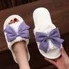 Pantuflas de algodón peluche con lazo, nuevo estilo para interior y exterior, tamaño pequeño, en stock, pantuflas cómodas y esponjosas