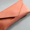 Estuche para Gafas Suministro Directo del Fabricante Estuche Tipo Sobre con Borde Oleoso de PU Estuche para Lentes Ópticas Caja de Almacenamiento para Gafas de Sol Se Puede Imprimir con L