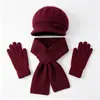 Conjunto de tres piezas para mujeres de mediana edad y mayores: gorro de punto grueso y cálido de otoño e invierno, gorra de béisbol de pelo de conejo, bufanda y guantes