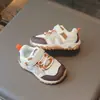 Tênis esportivos para meninos, novo modelo outono 2026, sapatos casuais de couro para meninas, calçados infantis, tênis de corrida leves com sola macia