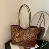Bolso de mano retro texturizado mate de gamuza, nuevo, elegante y moderno, un bolso de hombro de nicho para el trabajo