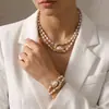 Conjunto de joias vintage barroco europeu e americano com pérolas artificiais de formato irregular, colar e anel de metal vintage martelado, conjunto de duas peças