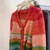 Suéter de cuello en V con contraste de color arcoíris para mujer, otoño e invierno, de alta gama, súper atractivo, chaqueta tipo cárdigan, suéter de color caramelo, top de moda