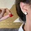 Niña pequeña y encantadora sintiéndose ping ping an an ~ pendientes de manzana roja y verde sen pequeños dulces delicados pendientes ingeniosos