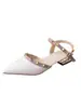 Zapatos de tacón alto de moda para mujer con remaches, tacones gruesos, zapatos de salón elegantes, nuevos zapatos pequeños de cuero versátiles para primavera 2026 que no cansan los pies