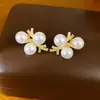 Pendientes de botón geométricos de perla y circonita chapados en oro real de 18k, pendientes versátiles simples y elegantes con un toque de lujo ligero y de alta gama