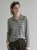 Elegante suéter de tricô listrado color-block com gola polo retrô para mulheres, versátil para o início do outono, blusa de manga longa de caimento solto para o trajeto