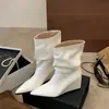 Botas Chuyuji de salto anabela com bico fino e plissado empilhado estilo francês para mulheres, nova coleção outono e inverno 2026, botas curtas elegantes e que afinam a silhueta