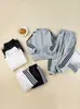 Nuevo conjunto deportivo con cremallera para niños transfronterizo con tres rayas, ropa deportiva para niños y niñas, estilo primavera y otoño, conjunto de dos piezas para niños mayores