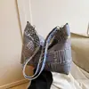 Bolsa de Lona Casual Grande de Xadrez Personalizada Inverno 2025 Nova Bolsa Tote Transversal Estilo Preguiçoso para Commuter Mulheres