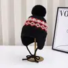 Novo Chapéu de Lã Estilo Coreano para Mulheres no Outono e Inverno, Chapéu Lei Feng Espesso Quente com Proteção para Orelhas e PomPom de Pelo, Forrado com Fleece para Homens, Chapéu de Tricô Casual
