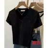 Top de tricô super estiloso com decote em V torcido e manga curta para mulheres, novo estilo de verão 2026, design único e não repetitivo