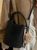 Bolsa pequena retrô muito estilosa para mulheres, novo modelo outono 2026, bolsa transversal de cor sólida, bolsa de mão tipo saco moderna e única
