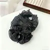 Pinza de Plátano 3D Extra Grande de Flor Suave Plisada y Esponjosa para Mujer 2026 Nuevo Estilo Pinza para el Cabello con Acabado de Alta Gama para la Parte Posterior de la Cabeza Cola de Caballo