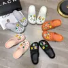Zuecos de moda para mujer, antideslizantes, lindos y femeninos, sandalias de playa de punta cerrada para verano, adecuados para usar al aire libre, zapatos de enfermera, pantuflas de suela gruesa