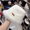Chapéu de Pescador Aconchegante, Espesso e Emagrecedor para Outono e Inverno para Mulheres, Chapéu Bucket de Topo Plano de Lã Peluda com Design Único Irregular, Longo na Frente e Curto Atrás
