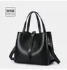 Nuevos y elegantes bolsos casuales europeos y americanos, suministro transfronterizo, versátiles bolsos de hombro y tote bags para el uso diario, venta al por mayor