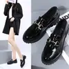Mocassins femininos 2026 novo modelo estilo britânico sapatos de couro preto com acessórios, sapatos femininos versáteis casuais modernos de corte baixo