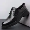 Novo modelo de sapatos masculinos de couro de vaca de camada superior, sapatos de casamento formais de negócios em couro genuíno, sapatos casuais de luxo leve de ponta para homens atacado