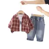 Conjunto Elegante de Manga Longa para Meninos Primavera 2026 Nova Moda Infantil Primavera e Outono Conjunto de Três Peças Xadrez Atacado