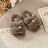 Zapatos Peludos Estilo Hada Francesa Casual para Niñas 2026 Nueva Llegada de Invierno Calzado para Exteriores Suela Suave Punta Abierta Tira Única Pantuflas de Algodón
