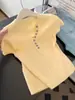 2026 Europeu Mais Vendido Único e Bonito Top Curto Slim-Fit com um Design Único, Camiseta de Tricô Amarela de Nicho para Mulheres no Verão