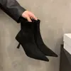 Botas femininas finas de camurça marrom, bico fino e salto alto, estilo novo outono e inverno 2025, botinhas forradas com fleece estilo francês