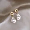 Pendientes de Perla Imitación Estilo Barroco Francés para Mujer, Estilo de Nicho a la Moda, Pendientes de Botón Huecos Irregulares de Perla de Moda