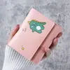 2025 Nuevo Lindo Dibujo Animado Billetera Pequeña Estilo Corto para Mujer 70% de Descuento Broche de Presión Apilado Portamonedas de Gran Capacidad Edición Estudiante Portatarjetas