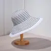Chapéu de Pescador Listrado Ondulado de Verão para Mulheres, Novo Chapéu com Aba Larga para Proteção Solar com Tira, Chapéu Bucket Moderno para Circunferência de Cabeça Grande