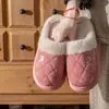 Pantuflas de algodón con suela gruesa para mujer, nuevo estilo otoño/invierno 2026, protectoras para interior, engrosadas y forradas de felpa, cálidas, y con diseño de punta cerrada.; también disponible para hombres