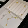 Collar de Perlas con Colgante Plisado Estilo Francés, Lujo Ligero y Sensación de Alta Gama, Cadena para Clavícula para Mujer, Accesorio de Cuello de Moda y Elegante con Diseño Único
