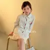 Conjunto de tres piezas para niña con cárdigan de cuello ribeteado de encaje y falda corta, nuevo estilo de verano para niños mayores, con camiseta y falda de rayas con bloques de color.