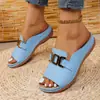 Sandalias de cuña de plataforma gruesa para mujer de comercio exterior 2025 nuevas transfronterizas de talla grande casuales a la moda simples con hebilla metálica y puntera descubierta