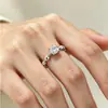 Anillo Abierto con Abalorio de Diamante Brillante para Mujer, Nicho de Lujo Ligero con un Toque de Alta Gama, Anillo Ajustable Simple de Circonita en Colores Dorado y Plateado