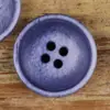 Botones de hueso de vaca natural de color azul-púrpura, de forma mediana convexa y borde fino, con una textura cálida, utilizados para decorar trajes, abrigos y chaquetas.