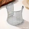 Joia Transfronteiriça Europeia e Americana Design de Linha de Cintura Pulseira Larga Feminina Nicho Metal Textura de Listras Abertas Pulseira