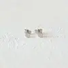 Aretes de Tuerca Geométricos de Estrella de Acero Titanio con Bolas de Acero Grandes y Pequeñas de Moda Simple al por Mayor de Fábrica de Venta Caliente Aretes Perforados Mujeres