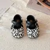 Sapatinhos Infantis Fofos com Estampa de Leopardo 2026 Outono Nova Moda V-Shape Velcro Cor Sólida Sapatinhos de Couro para Meninas