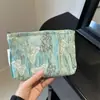 Neceser pequeño con estampado plisado y estampado de mariposas frescas, portátil, para viaje y almacenamiento de artículos de aseo.
