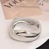 Pulsera personalizada de aleación irregular Pulsera transfronteriza europea y americana Pulsera de versión ancha de superficie brillante de lujo ligero con resorte