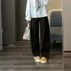 A primavera não está atrasada, ela vem com um efeito de alongamento das pernas! Jeans feminino com corte tridimensional, cintura média-alta, que cobre o quadril e perna larga e curva.