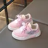 Zapatos de skate para niñas zapatos infantiles 2024 nuevo otoño e invierno superficie de cuero para niños suela blanda zapatos deportivos antideslizantes casuales versátiles